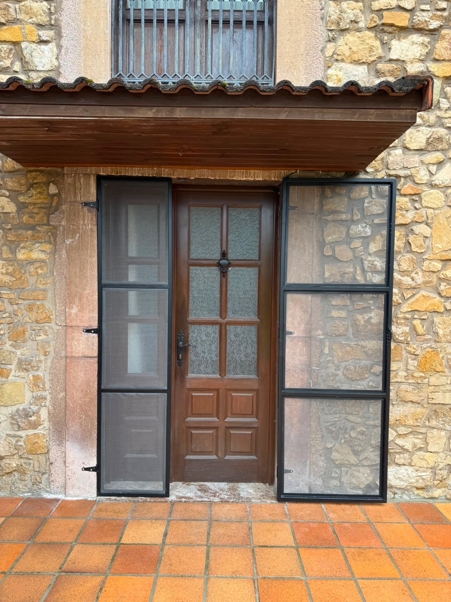 Puertas mosquiteras a medida para casería de piedra