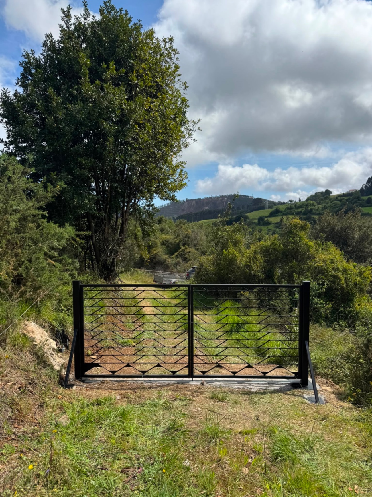 Portón de finca con diseño geométrico