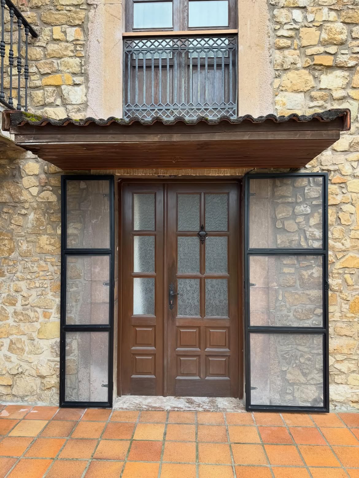Puerta con mosquitera metálica a medida