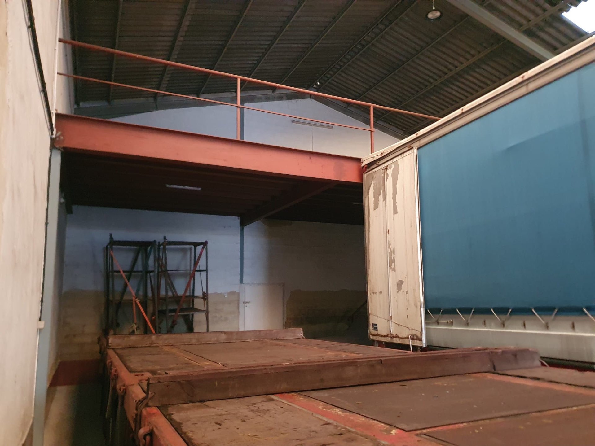 Elevación de estructura metálica en nave